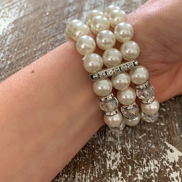 Pearl costume jewelry earrings & bracelet - Picture 2 of 3